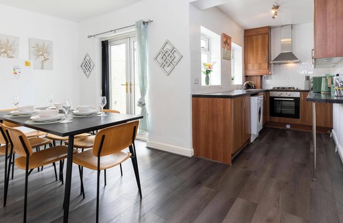 Blyth House | Modern Minimalist Spacious 3br Blyth Home