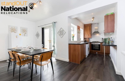 Blyth Apartment | Modern Minimalist Spacious 3br Blyth Home