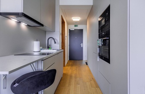 Nivy Apartment | Modern & Minimalistic Apartment/Garage + Balcony
