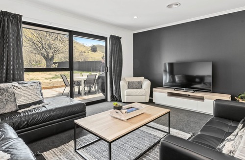 Mount Pisa Cottage | Modern Mount Pisa - Cromwell Holiday Home