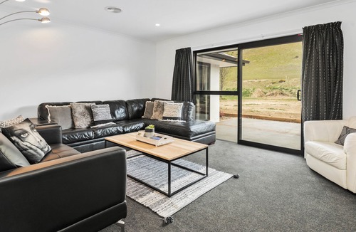 Mount Pisa Cottage | Modern Mount Pisa - Cromwell Holiday Home