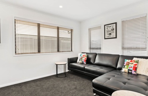 Mount Pisa Cottage | Modern Mount Pisa - Cromwell Holiday Home