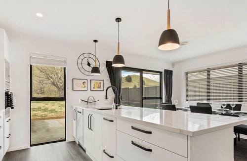 Mount Pisa Cottage | Modern Mount Pisa - Cromwell Holiday Home
