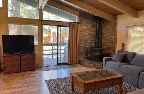 Mammoth Lakes Condo | Modern Mountain 4 bedrooms On Free Ski/Town Shuttle loop