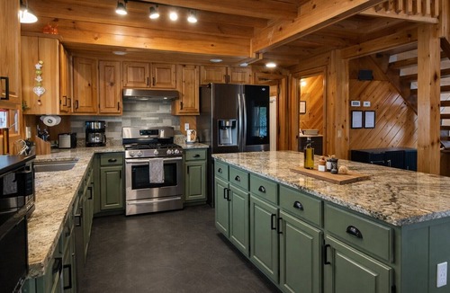 Clyde Cabin | Modern Mountain Cabin w/Hot Tub, Scenic Views & Peaceful Privacy