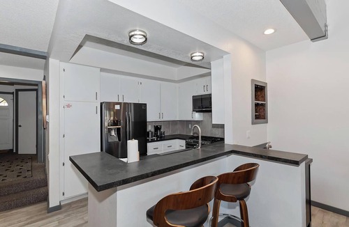 Big Bear Lake Condo | Modern Mountain Design! Pet Friendly! Community Tennis Courts, HOT TUB & Seasonal Pool! Close to Big Bear Marina’s & Village!