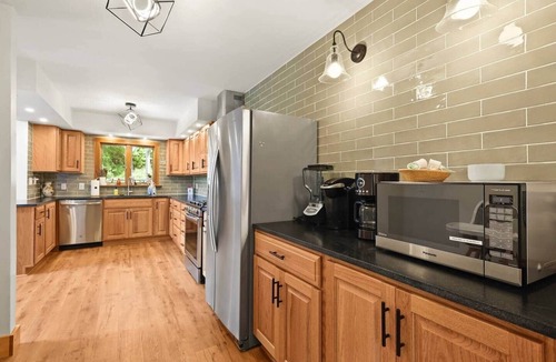 Warrensville House | Modern Mountain Escape in the Heart of Ashe County. 10 minutes to West Jefferson