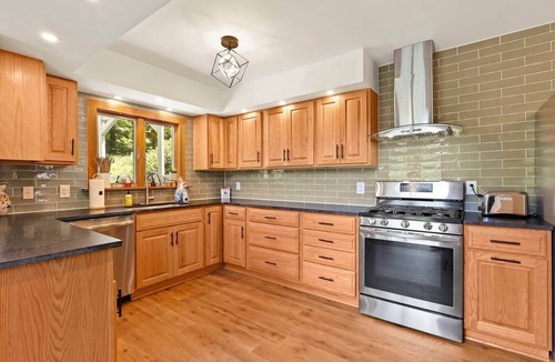 Warrensville House | Modern Mountain Escape in the Heart of Ashe County. 10 minutes to West Jefferson