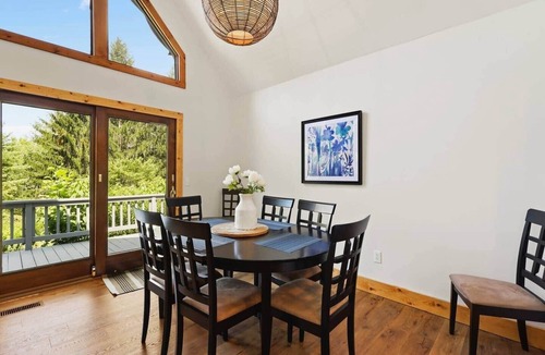 Warrensville House | Modern Mountain Escape in the Heart of Ashe County. 10 minutes to West Jefferson
