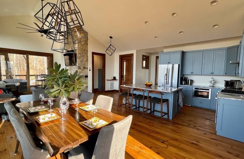 Ferguson Cabin | Modern Mountain Getaway, Hot Tub, Pet Friendly, WiFi, Long Range Sunset Views