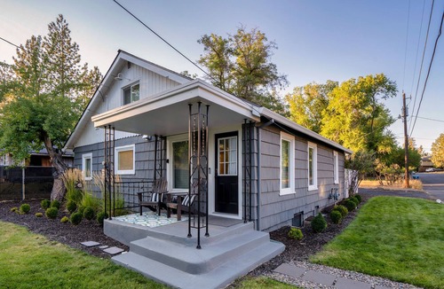 Orchard District House | Modern Mountain Getaway – Mins to River & Downtown