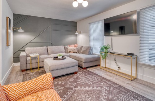 Orchard District House | Modern Mountain Getaway – Mins to River & Downtown