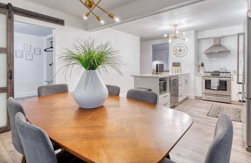 Orchard District House | Modern Mountain Getaway – Mins to River & Downtown