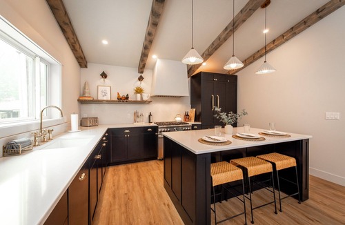 Peshastin House | Modern mountain retreat, luxurious & cozy, ~18 mins to Leavenworth, Dogs OK