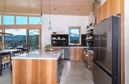 Cle Elum House | Modern Mountain Retreat w/Hot Tub and River Views