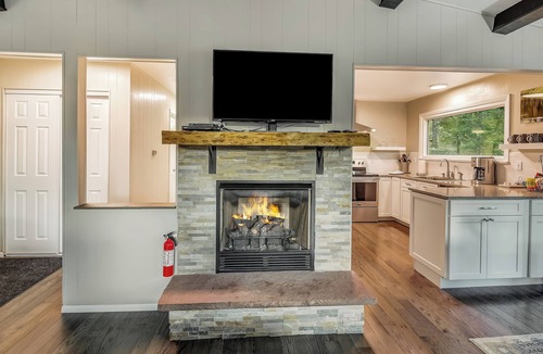 Lyons House | Modern Mountain Retreat Stunning Views Deck