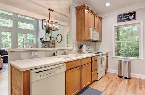 Big Canoe Cabin | Modern Mountain Retreat, Big Canoe, Views, Hot Tub, Game Room, Pet friendly