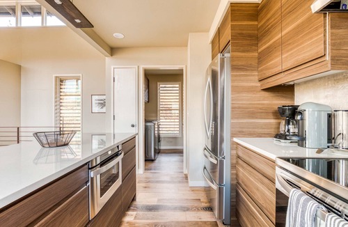 Mosier House | Modern mountain & river-view house with balcony, deck, gym, and WiFi