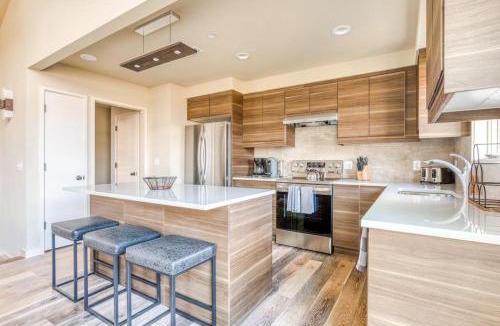Mosier House | Modern mountain & river-view house with balcony deck gym and WiFi