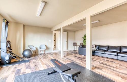 Mosier House | Modern mountain & river-view house with balcony deck gym and WiFi