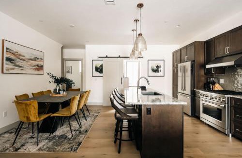 Silverthorne House | Modern Mountain Townhome - Rooftop Hot Tub