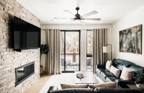 Silverthorne House | Modern Mountain Townhome - Rooftop Hot Tub