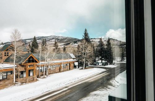 Silverthorne House | Modern Mountain Townhome - Rooftop Hot Tub