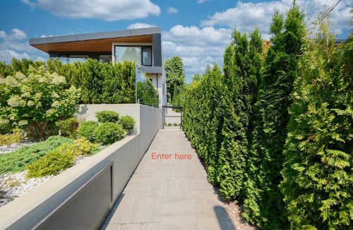 Dundarave House | Modern Mountain View Villa