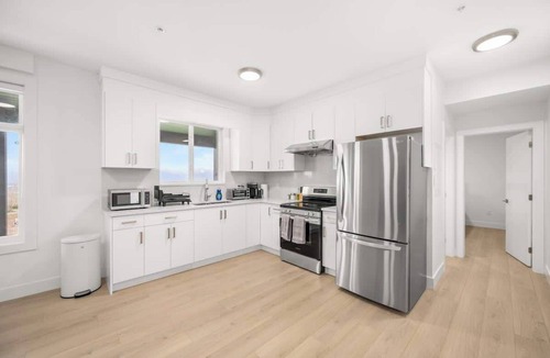 Eastern Hillsides House | Modern Mountain View Suite with Covered Patio