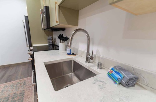 Palmer Bed & Breakfast | Modern Mountain View Suite Walk to Downtown Eats