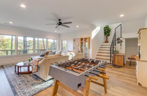 Cherry Log House | Modern Mtn Cabin w/Deck & Views in Blue Ridge!