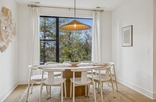 Hurwood Heights Apartment | Modern Multi-Level Retreat with Rooftop Hot Tub