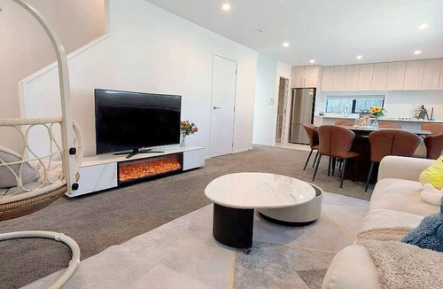 Trentham House | Modern & New 3 Beds 6 Guests