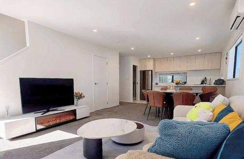 Trentham House | Modern & New 3 Beds 6 Guests
