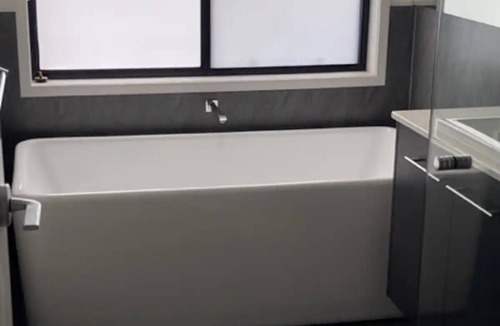 Bannockburn House | Modern New Beautiful House Near Geelong Sleeps 6-8 Adults and 5 Kids
