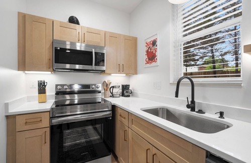 Charlotte Park House | Modern new construction 4-bedroom house with Sauna, AC, car charger in Nashville