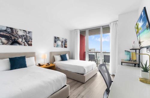 Hallandale Beach House | Modern New Studio Balcony & Pool
