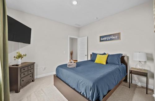 Maxwell House | Modern, newer home, King bed, near Indianapolis