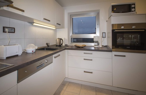 Wellesweiler Apartment | Modern, newly renovated * - apartment in a quiet location on the outskirts, 86 m²