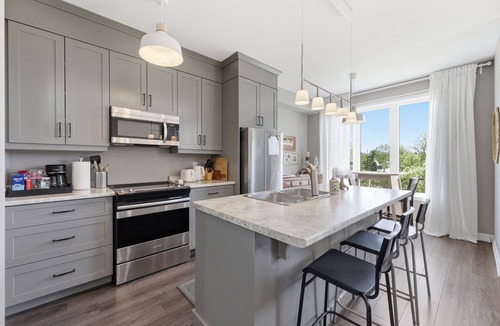 Niagara Falls House | Modern Niagara Retreat 3BR Home Near Falls & Brock