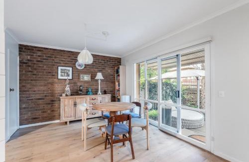 Glen Iris House | Modern Nomads Charming Glen Iris 2BR Townhouse with Free Parking