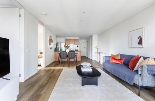 Southbank Apartment | Modern Nomads Summit Southbank Sleek 2BR Resort Living with Gym and Pool