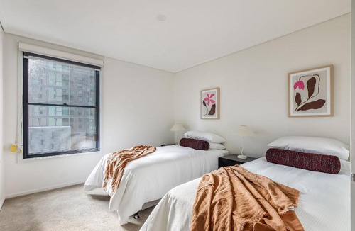 Southbank Apartment | Modern Nomads Summit Southbank Sleek 2BR Resort Living with Gym and Pool
