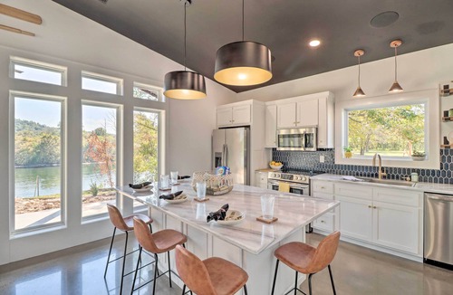 Lone Rock House | Modern Norfork House w/Patio on White River!