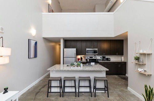 Downtown Des Moines Apartment | Modern Oasis: 2-Story Loft, 2bd/2bth Downtown