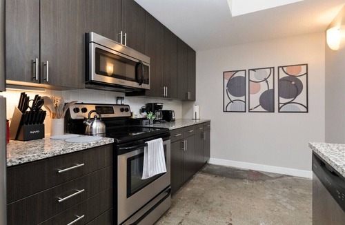 Downtown Des Moines Apartment | Modern Oasis: 2-Story Loft, 2bd/2bth Downtown