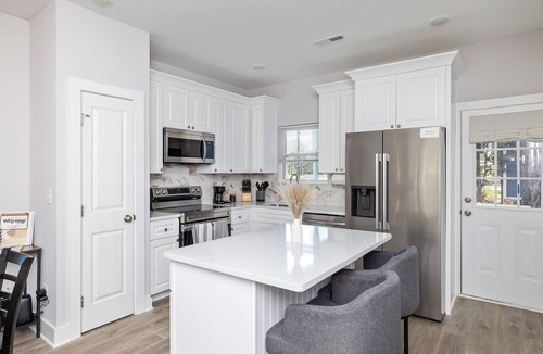 Kannapolis House | Modern Oasis Full Duplex 6 Bed 4.2 Bath, Walk to DT