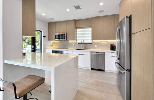 The Roads House | Modern Oasis: Huge Backyard + 6 mins to the Ocean