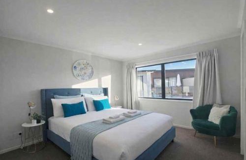Hamilton House | Modern Oasis Near Shopping Centres