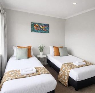 Hamilton House | Modern Oasis Near Shopping Centres